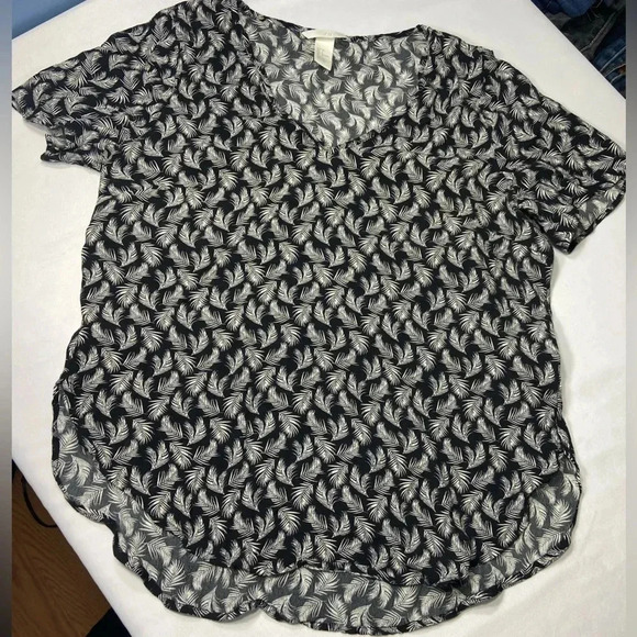 H&M Black and White Leaf Print V-Neck Short Sleeve Shirt/Blouse. - Picture 3 of 10